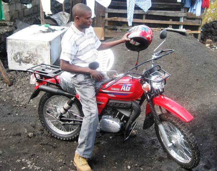 This motorcycle was donated with funds of the Apenheul Primate Conservation Trust (© Claude Sikubwabo Kiyengo)