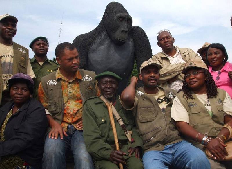 The gorilla statue with the Vice-Governor of South Kivu, Jean Claude Kibala (the 4th person from the left) (© Radar Nishuli/Parc National de Kahuzi-Biega)
