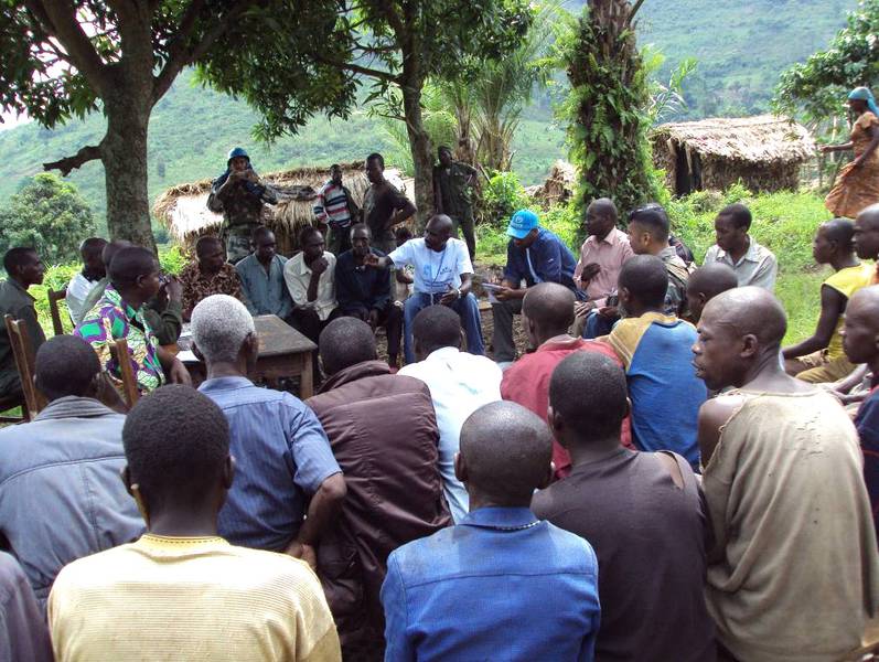 Versammlung der Bevölkerung mit VONA, dem ICCN und MONUSCO in Sarambwe
