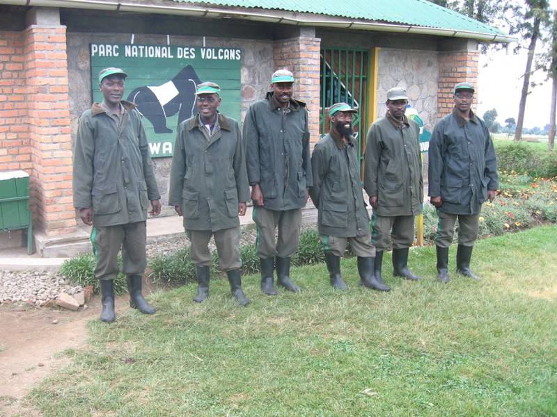 Wildhüter in Ruanda mit ihren neuen Wachsjacken