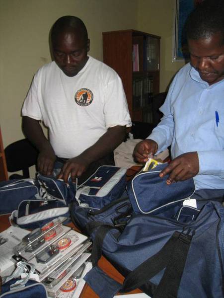 [Translate to EN:] Unser Assistent Claude Sikubwabo übergibt Kompasse und GPS-Geräte an das ICCN (© Claude Sikubwabo)