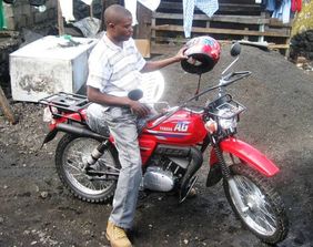 Dieses Motorrad haben wir mit Unterstützung des Apenheul Primate Conservation Trust zur Verfügung gestellt (© Claude Sikubwabo Kiyengo)