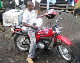 Dieses Motorrad haben wir mit Unterstützung des Apenheul Primate Conservation Trust zur Verfügung gestellt (© Claude Sikubwabo Kiyengo) Dieses Motorrad haben wir mit Unterstützung des Apenheul Primate Conservation Trust zur Verfügung gestellt (© Claude Sikubwabo Kiyengo)