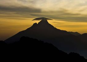 Die Spitze des Berges Mikeno, von Wolken gekrönt. Virunga-Nationalpark, © Cai Tjeenk Willink