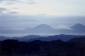 Blick auf die Virunga-Vulkan (© Cyril Grüter)