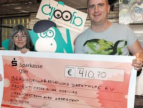 Handing over of the check at ajoofa in Ulm (© ajoofa)