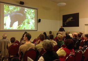 Zoodirektor Udo Nagel begrüßt die Teilnehmer unseres Treffens im Vortragsraum des Darwineums. (© Ravid Aloni) Zoodirektor Udo Nagel begrüßt die Teilnehmer unseres Treffens im Vortragsraum des Darwineums. (© Ravid Aloni)
