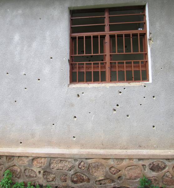 Damage from the fighting in the Sarambwe patrol post building (© Claude Sikubwabo Kiyengo)