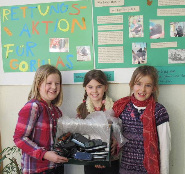 Anne, Janne und Nele vor einem von ihnen gestalteten Poster