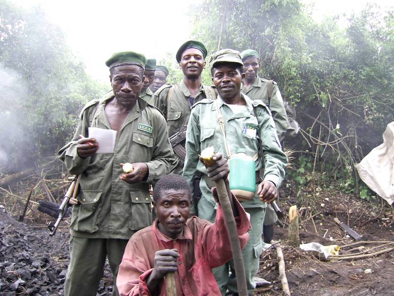 Bei einer Patrouille im Reservat haben die Wildhüter eine Stelle gefunden, wo Holzkohle erzeugt wurde (© Claude Sikubwabo Kiyengo)