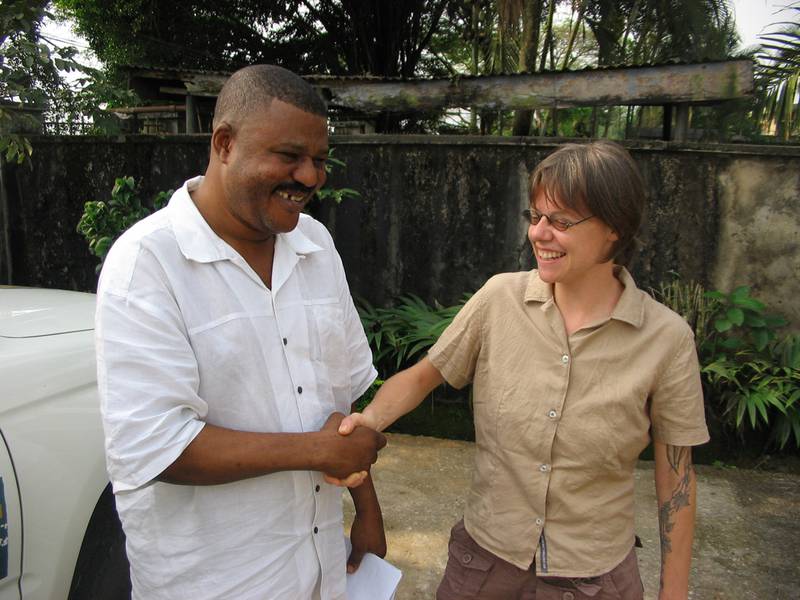 Denise Nierentz mit dem Direktor des Cross-River-Nationalparks, Alhaji Abdulsalam.