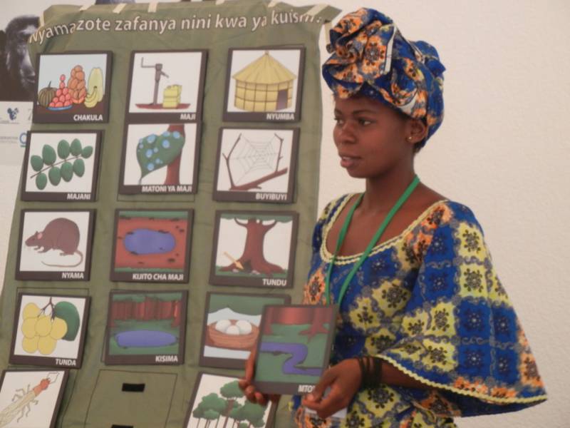 An educator demonstrating one of the educational activities at a training workshop (© JGI)