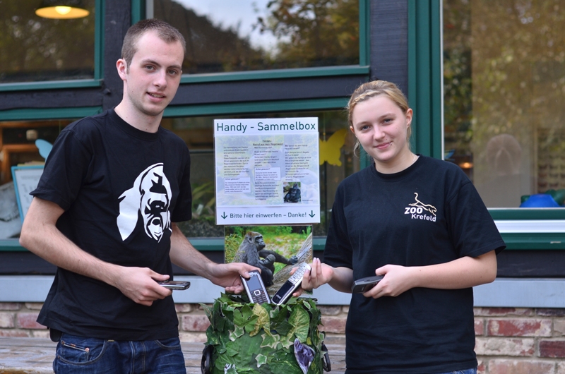 FÖJler im Zoo Krefeld an der Handy­-Sammelbox