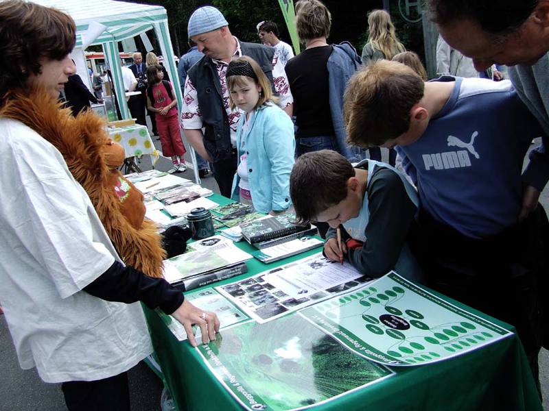 Ravid Aloni (links) am Stand der Menschenaffen- & Regenwaldhilfe Aachen