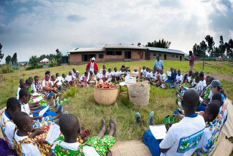 Schüler der Rushubi-Schule in Musanze, Ruanda, singen ein Friedenslied