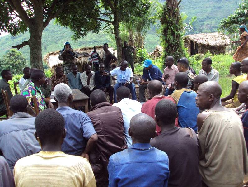 Discussion between the population, VONA, ICCN and MONUSCO in Satambwe (© Claude Sikubwabo)