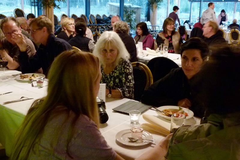 Gespräche beim Abendessen im Restaurant des Darwineums (© Angela Meder)