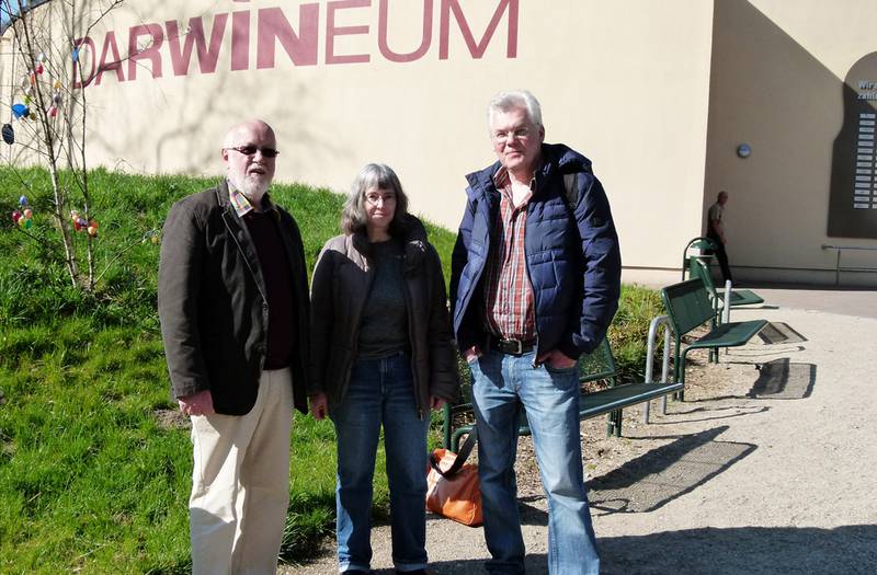 The board of directors of Berggorilla & Regenwald Direkthilfe in front of the Darwineum (© Sabine Kribus)