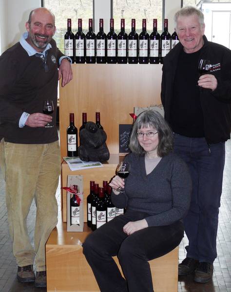 Thomas Seibold (Fellbacher Weingärtner), Angela Meder und Wolfram Rietschel (v. l.) stoßen auf den Erfolg des Gorillaweins an. (© Wolfram Rietschel)