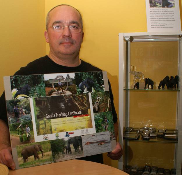 Michael Möhring macht in seinem Gesundheits- und Freizeitstudio auf das Projekt "Handys sammeln hilft den Gorillas" aufmerksam. (© Wolfgang Masur)
