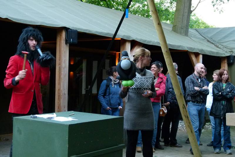 Janse Heijn als Gorilla-Auktionator bei der Versteigerung des letzten Gegenstands (© Angela Meder)