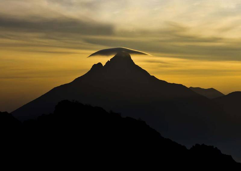 Die Spitze des Berges Mikeno, von Wolken gekrönt. Virunga-Nationalpark, © Cai Tjeenk Willink