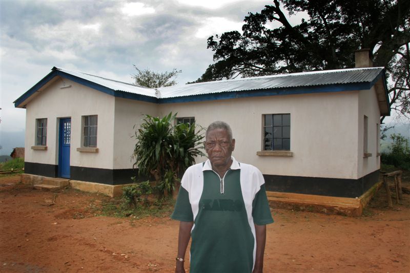 The Mwami (traditional chief) in front of the community meeting house (© Carlos Schuler)