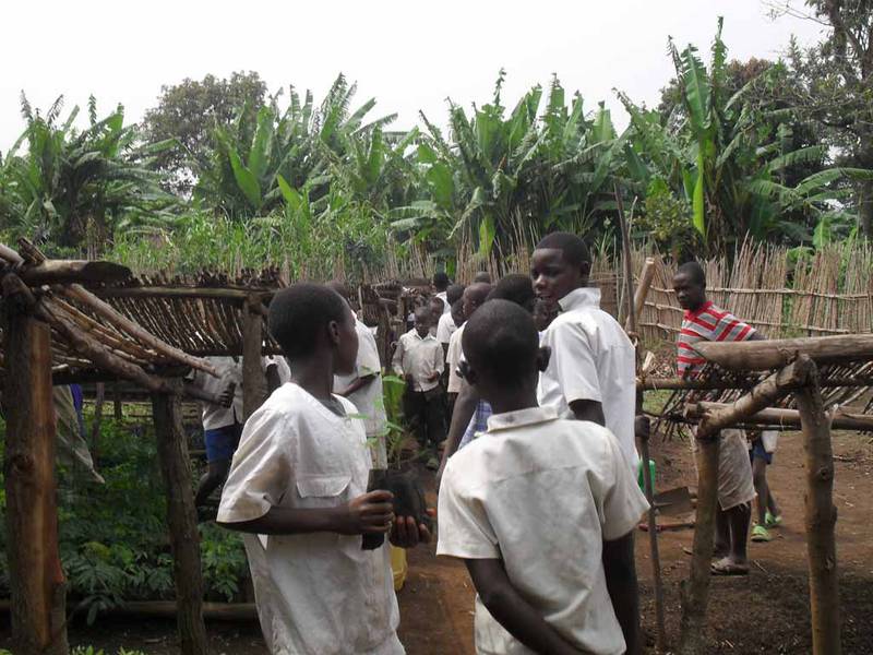 Students in the tree nursery (© Augustin Rwimo)