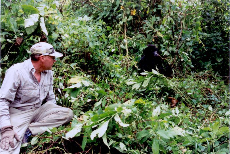 Wolfgang Ettel bei der Gorillagruppe (© Wolfgang Ettel)