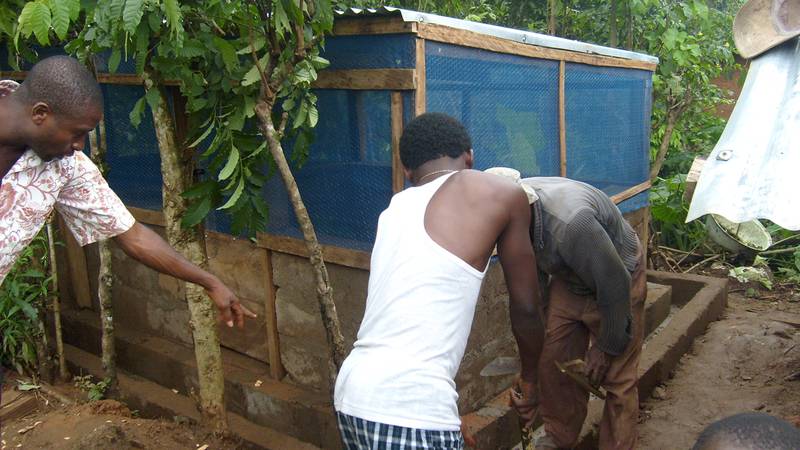 Bau eines Geheges zur Zucht von Riesenschnecken in Okwangwo